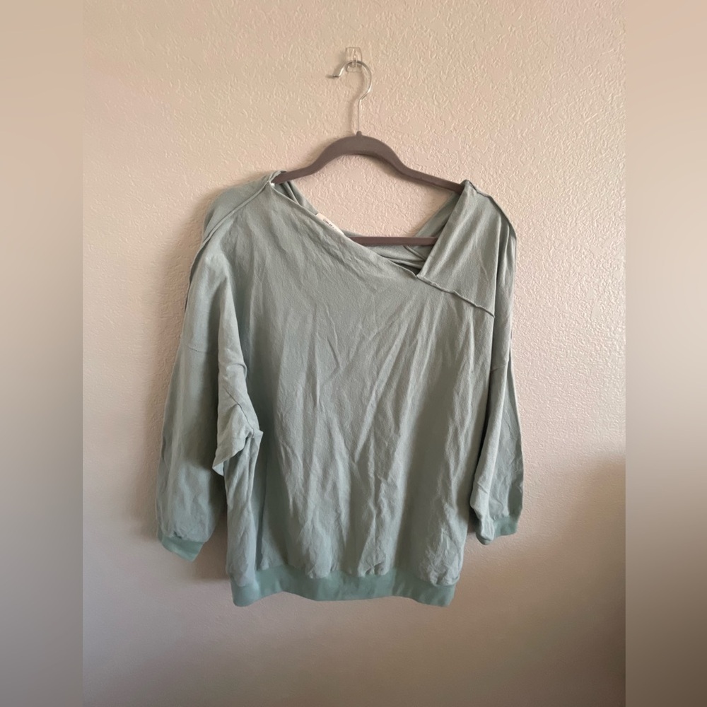 Umgee asymmetrical top
